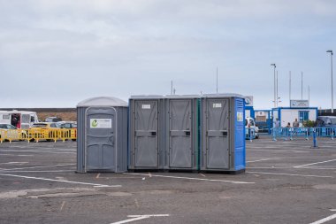 Açık hava konseri için halka açık bir otoparkın merdivenine taşınabilir pisuarlar yerleştirildi. Puerto de la Cruz, Tenerife, Kanarya Adaları, İspanya