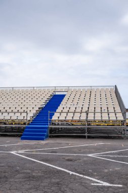 Açık hava konseri için halka açık bir otoparkın önüne tribünler kuruldu. Mavi ve beyaz plastik koltuklar. Puerto de la Cruz, Tenerife, Kanarya Adaları, İspanya