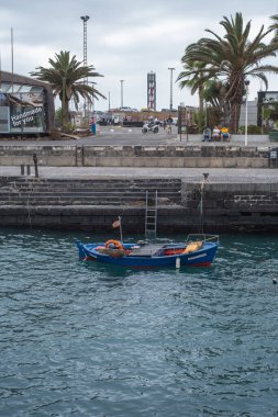 Geleneksel ahşap tekne, altında iskele olan mavi ve kırmızı renkte. Puerto de la Cruz, Tenerife, Kanarya Adaları, İspanya.