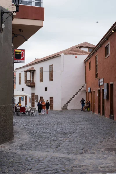 Calle Con Adoquines Casas Antiguas Típicas Personas Caminando Hacia Muelle — Foto de Stock