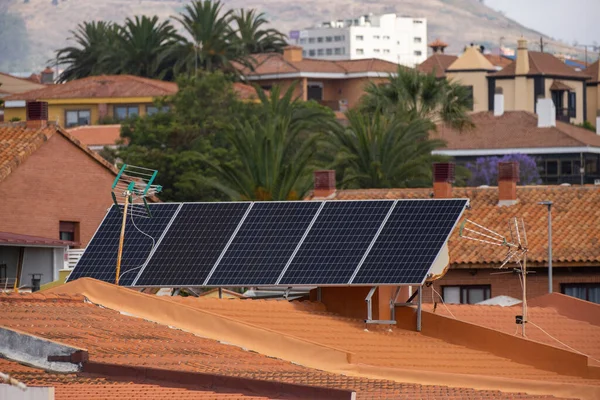 Tek Aile Evlerinin Çatısında Bir Grup Güneş Paneli Güneş Panelleri — Stok fotoğraf