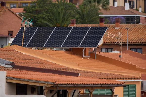一戸建ての屋根の上に太陽電池パネルのグループ 太陽電池パネル クリーンエネルギーだ 生態学 赤い瓦 スペインのカナリア諸島テネリフェ島 — ストック写真