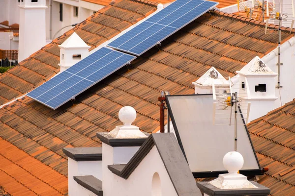 Tek Aile Evlerinin Çatısında Eski Güneş Panelleri Yeni Teknoloji Güneş — Stok fotoğraf