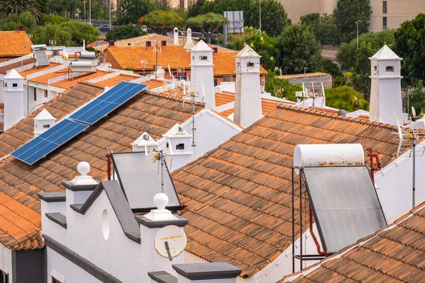 Tek Aile Evlerinin Çatısında Eski Güneş Panelleri Yeni Teknoloji Güneş — Stok fotoğraf