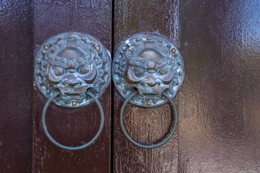 iki metal kapı kolu. 