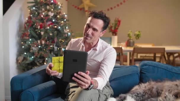 Köpeği Yanında Otururken Adam Kanepede Oturuyor Oturma Odası Noel Ruhuyla — Stok video