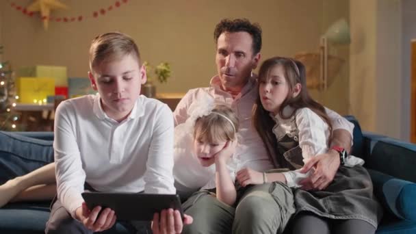 Père Est Assis Avec Ses Enfants Dans Salon Sur Canapé — Video