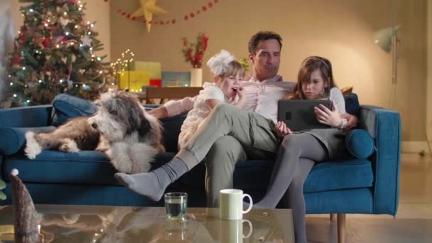 Pria Duduk Sofa Ruang Tamunya Dengan Dua Anak Perempuan Dan — Stok Video