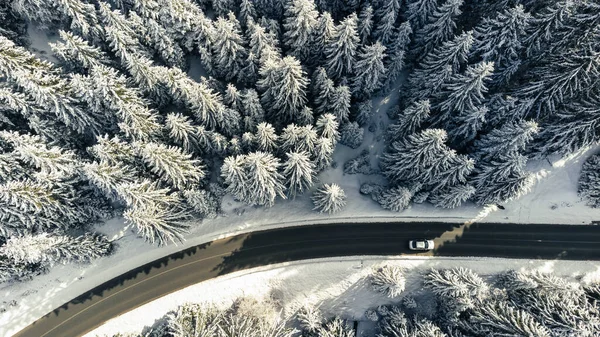 Conducción Coches Invierno Carretera Montaña Vista Aérea Del Bosque Nevado — Foto de Stock