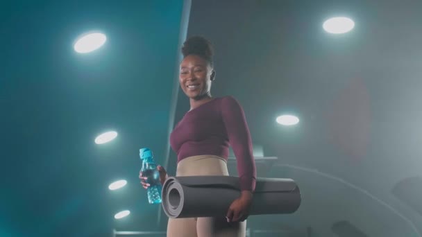 Young African American Woman Sportswear Standing Gym Carrying Rolled Yoga — 图库视频影像