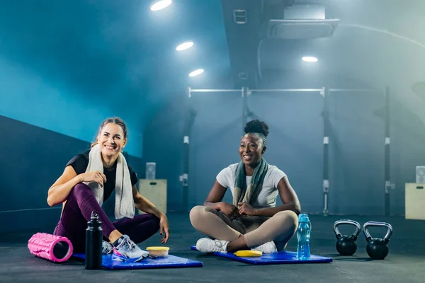 Две Здоровые Женщины Спортивной Одежде Развлекаются Спортзале После Тренировки Стоковое Фото