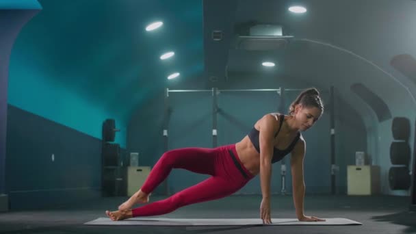 Young Fit Woman Sportswear Doing Yoga Gym Side Plank Pose — Video Stock