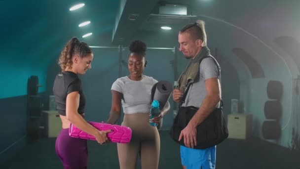 Groep Van Drie Fitte Mensen Sportswear Holding Bag Mat Fles — Stockvideo