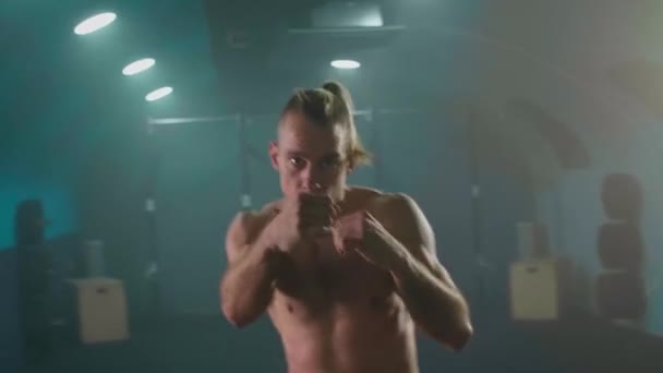 Muay Boxeador Tailandés Luchando Con Las Manos Arriba — Vídeos de Stock