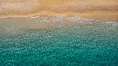 Güzel kumlu sahil manzarası ve yumuşak turkuaz okyanus dalgası. Yaz mevsiminde Lefkada adasındaki Megali Petra plajında tropikal deniz.