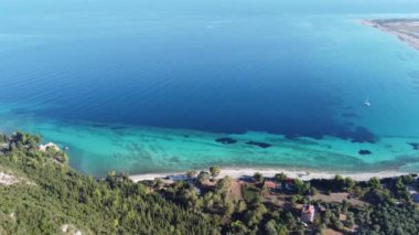 Yunanistan 'ın Lefkada adasındaki Agios Ioannis plajının hava manzarası. Önünde zeytin ağaçları ve uzakta da anakara var..