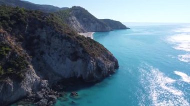 Yaz mevsiminde Lefkada adasındaki Milos plajında tropikal deniz manzarası.