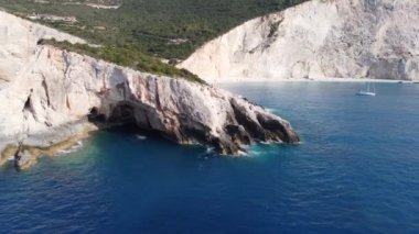 Porto Katsiki sahilindeki yelkenli teknesinin havadan görüntüsü. Lefkada adasında yaz mevsiminde tropik turkuaz deniz.