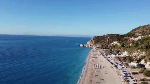 Aerial View Beautiful Sandy Beach Sunshades Soft Turquoise Ocean Wave — Stok video