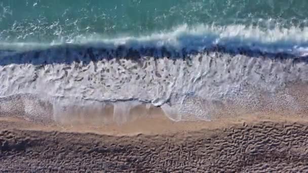 空中俯瞰美丽的沙滩 有脚印和柔和的绿松石海浪 莱夫卡达岛Kathisma海滩夏季热带海域 — 图库视频影像