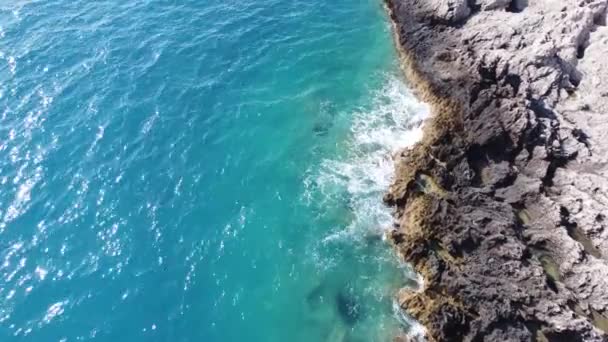 Aerial View Sea Hitting Rocks Porto Katsiki Beach Tropical Turquoise — Stok video