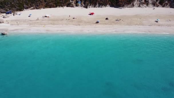 空中俯瞰美丽的沙滩 有遮阳伞和柔和的绿松石海浪 Lefkada岛上Megali Petra海滩夏季热带海域 — 图库视频影像