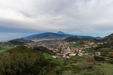 Tenerife, Kanarya Adaları, İspanya ve Avrupa 'da bulutlu bir günde, arka planda Teide zirvesi olan ağaçlar, dağlar ve köy evleri arasındaki manzara