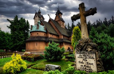 Yazın eski tahta Vang kilisesi. Karkonosze Dağları, Karpacz, Polonya
