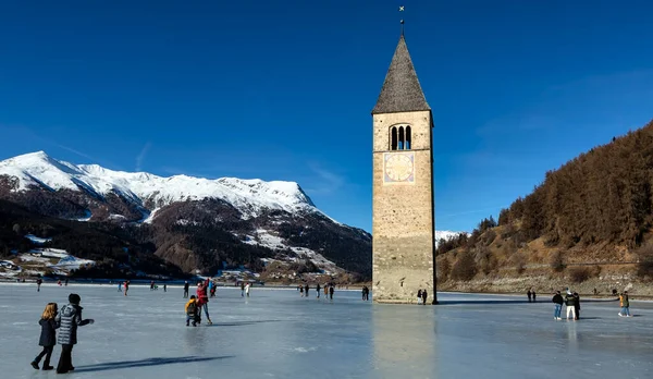 Curon Venosta Enero 2023 Los Turistas Caminan Sobre Lago Congelado — Foto de Stock