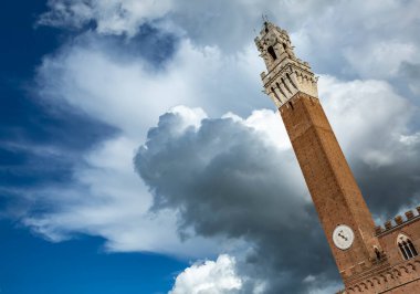 Torre del Mangia bahar bulutları arasında, Siena, Toskana, İtalya.