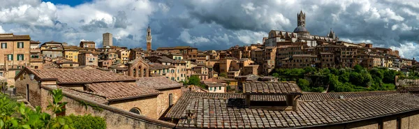 锡耶纳风景区 托斯卡纳一座美丽的中世纪城镇 俯瞰锡耶纳主教座堂 Duomo Siena 的钟塔 意大利圣多梅尼科的曼吉亚塔和大教堂 — 图库照片