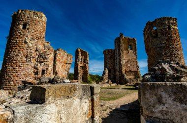 Yazın Herisson Kalesi 'nin kalıntıları, Allier, Fransa.