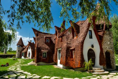 Romanya 'nın Sibiu kentindeki Periler Vadisi' ndeki Castelul de Lut Valea Zanelor adlı bir peri masalı kalesinin manzarası.