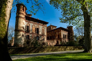 İtalya 'nın Alessandria kenti yakınlarındaki Monferrato tepelerinde Piovera Kalesi..