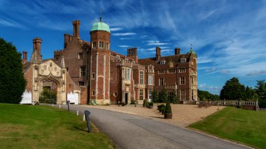 Cambridge, Cambridgeshire, İngiltere, Ağustos 2024: Madingley Hall, Cambridge 'in ön görünümü.