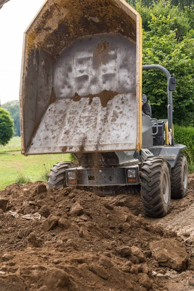 建設現場での建設車両ダンプ ダンプトラック 建設業界 — ストック写真