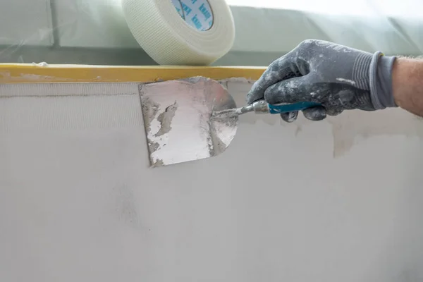 Pintor Renueva Pared Interior Con Una Espátula Sitio Construcción Artesano — Foto de Stock