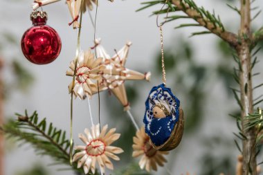 Noel balosu ve Noel ağacında İsa 'nın doğumu sahnesi. Detaylar.