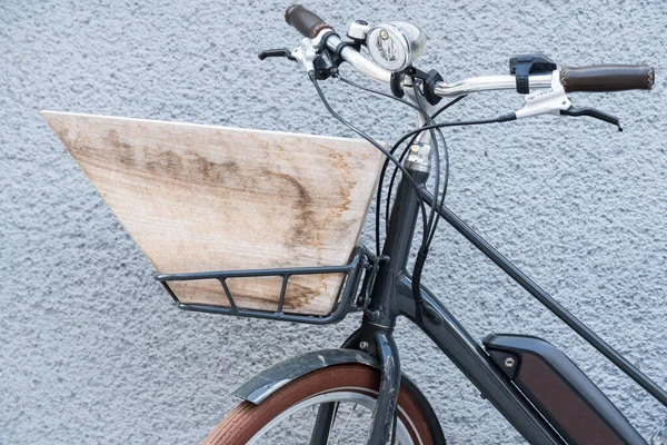 Bike Con Caja Madera Como Portaequipajes Bicicleta Con Cesta Compra — Foto de Stock