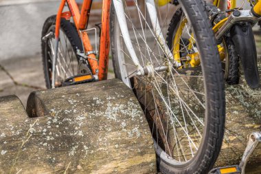 Çevre dostu ahşap park yerinde bisikletler - bisiklet parkı