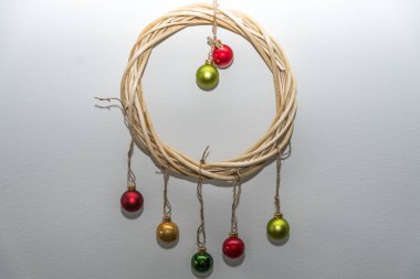 Söğüt çelengi ve kapı çelengi Noel ağacı toplarıyla süslenmiş - örgü