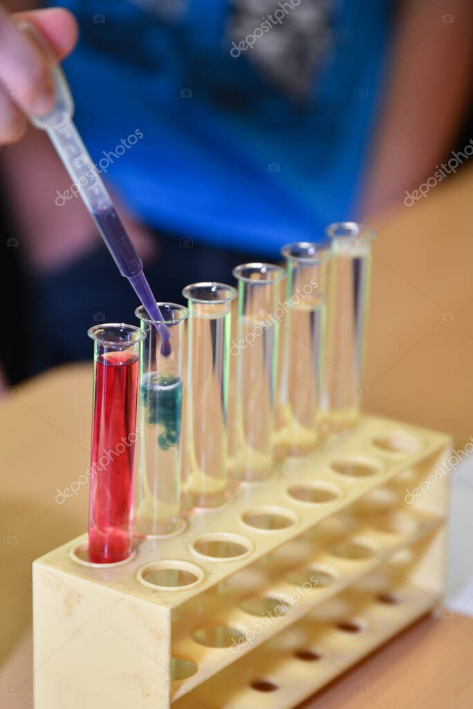 Indicator for determining acidity and base in chemistry laboratory