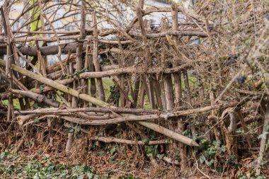 Katı ahşaptan yapılma orjinal ve rustik bahçe çiti. Tahta çit.