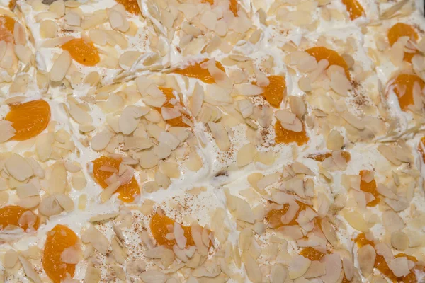 Kawałek Śmietany Ciasto Owocowe Mandarynkami Migdałami Plasterkach — Zdjęcie stockowe