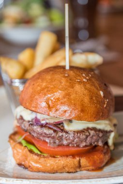 Masadaki restoranda nefis hazırlanmış hamburger. Hamburger.