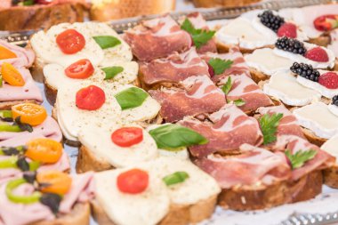 Aperatifler ve sandviçler domuz pastırması, peynir ve böğürtlen