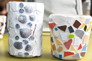 Fayans parçaları ve kabuklu mozaik bir saksı ve ekici