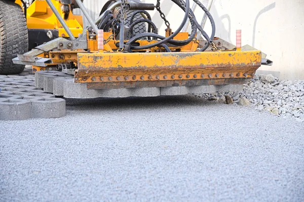 Meletakkan Pemotong Rumput Beton Untuk Jalan Masuk Dengan Mesin Konstruksi — Stok Foto