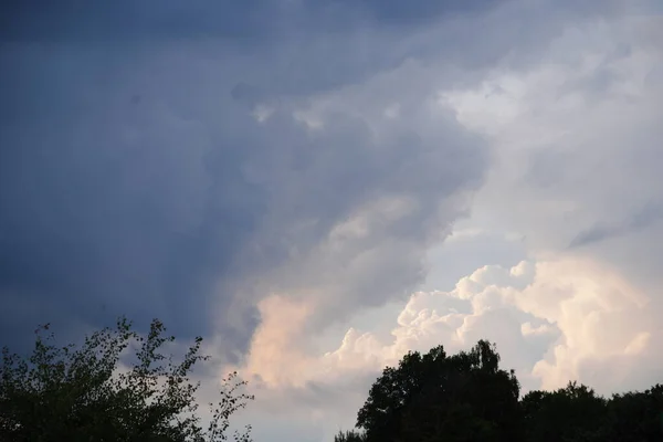 不断变化的云和云的形成 雷雨即将来临 — 图库照片