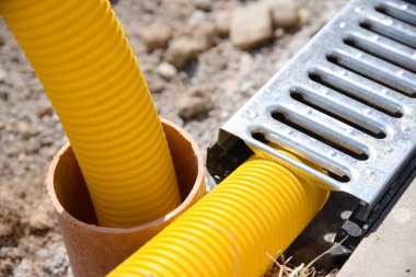 Kanalizasyon kanalı inşaatı ile ilgili kötü çalışma başarısız oldu.